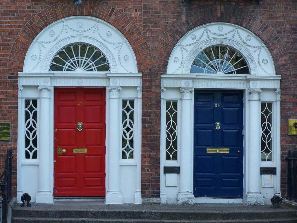 Червена и синя входна врата